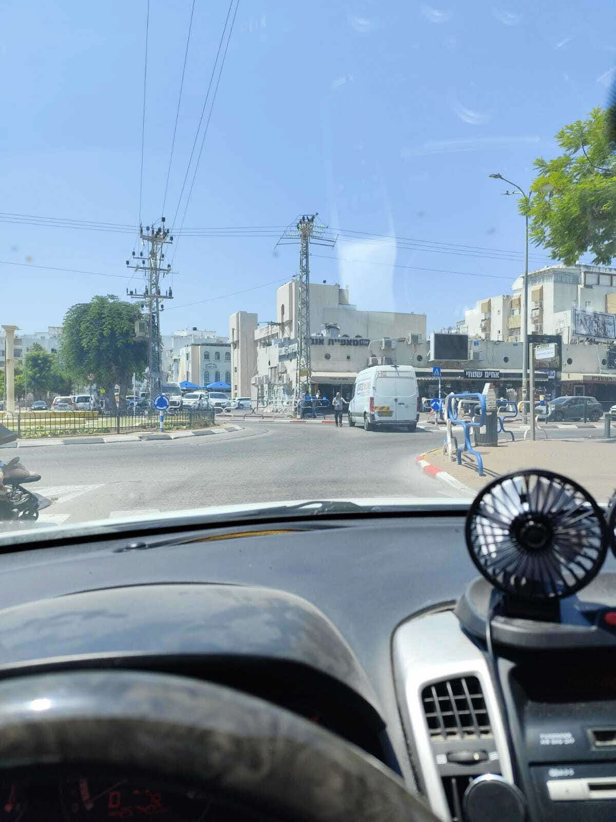 רכב חונה בכיכר ברובע ז&#39;. היום