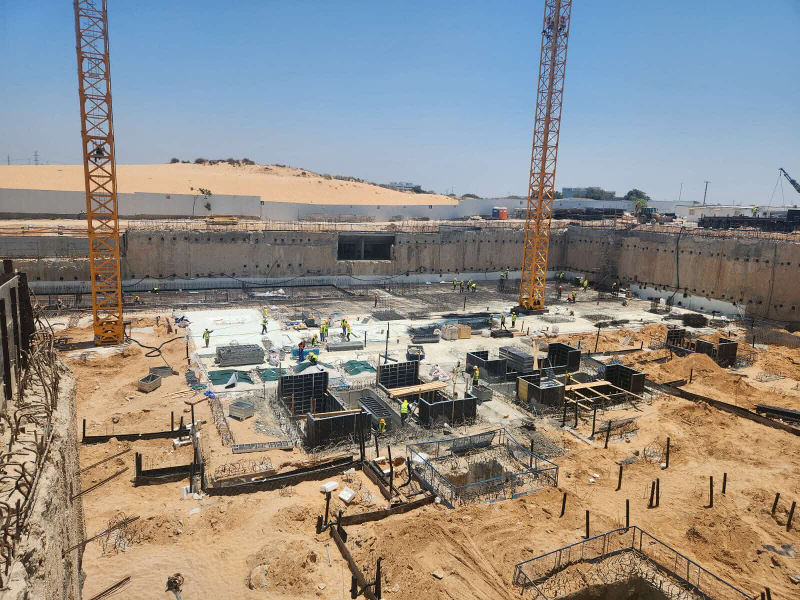 העבודות להקמת המגדל באסותא. מ' כהן