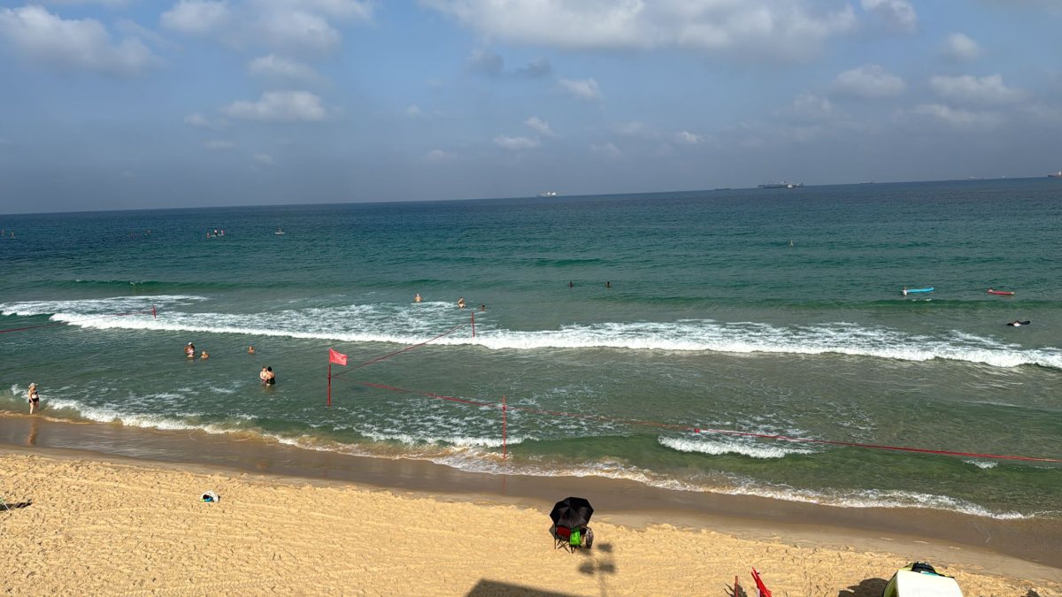 חוף הים היום באשדוד מעין סוכת המציל