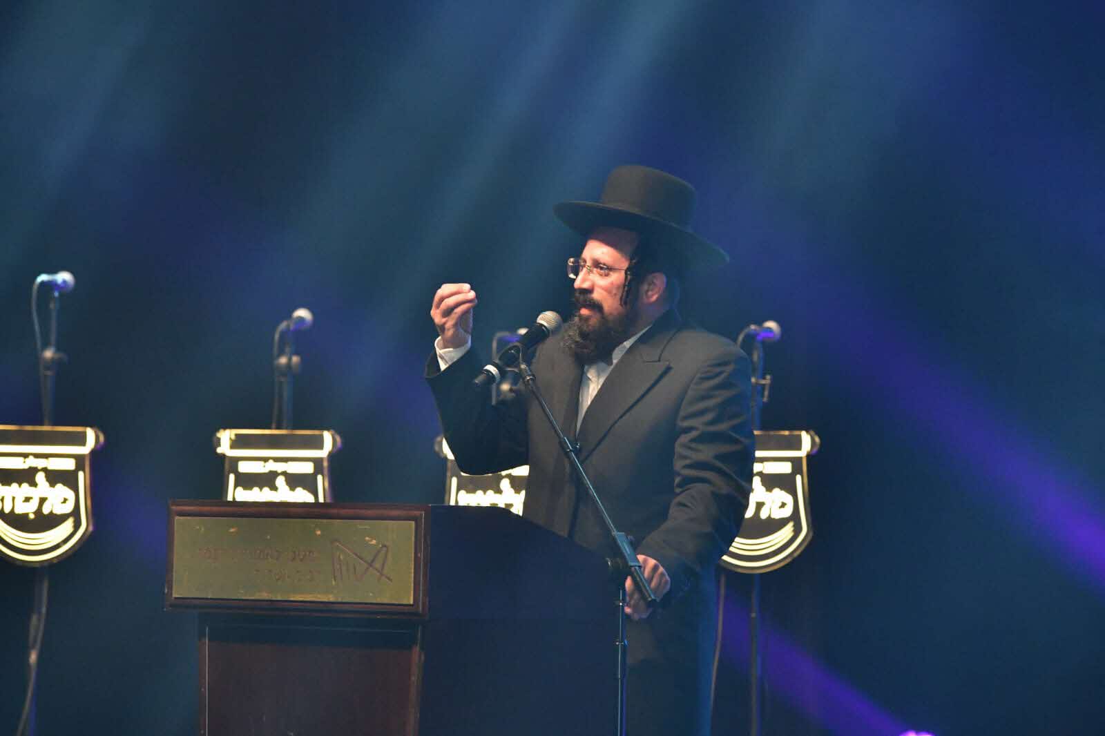 הרב טננהויז במופע קולעוילם. מעגלים