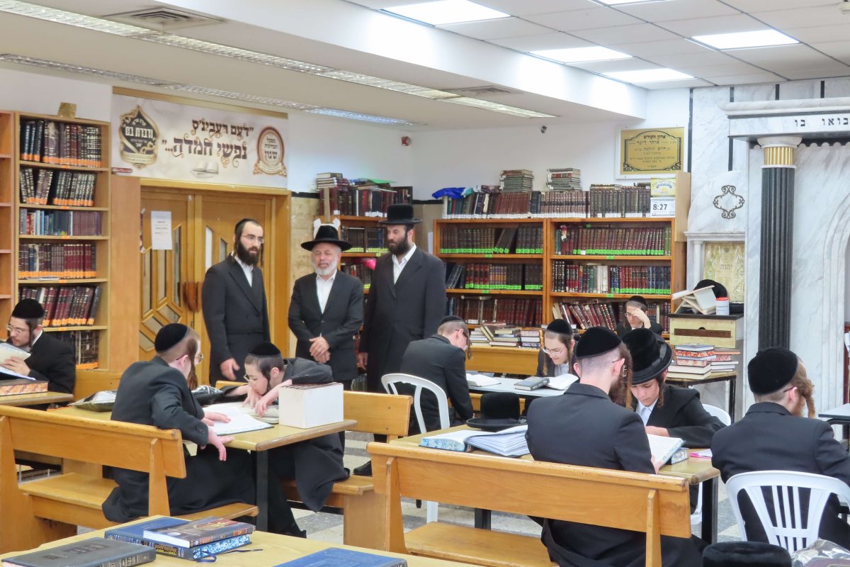 הרב שור בסיור באחת מישיבות בין הזמנים