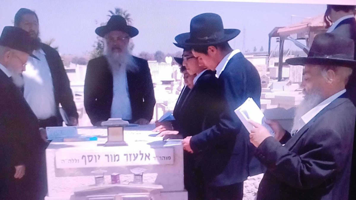 הרב אוחיון על קבר רבו. מ מיכאלי