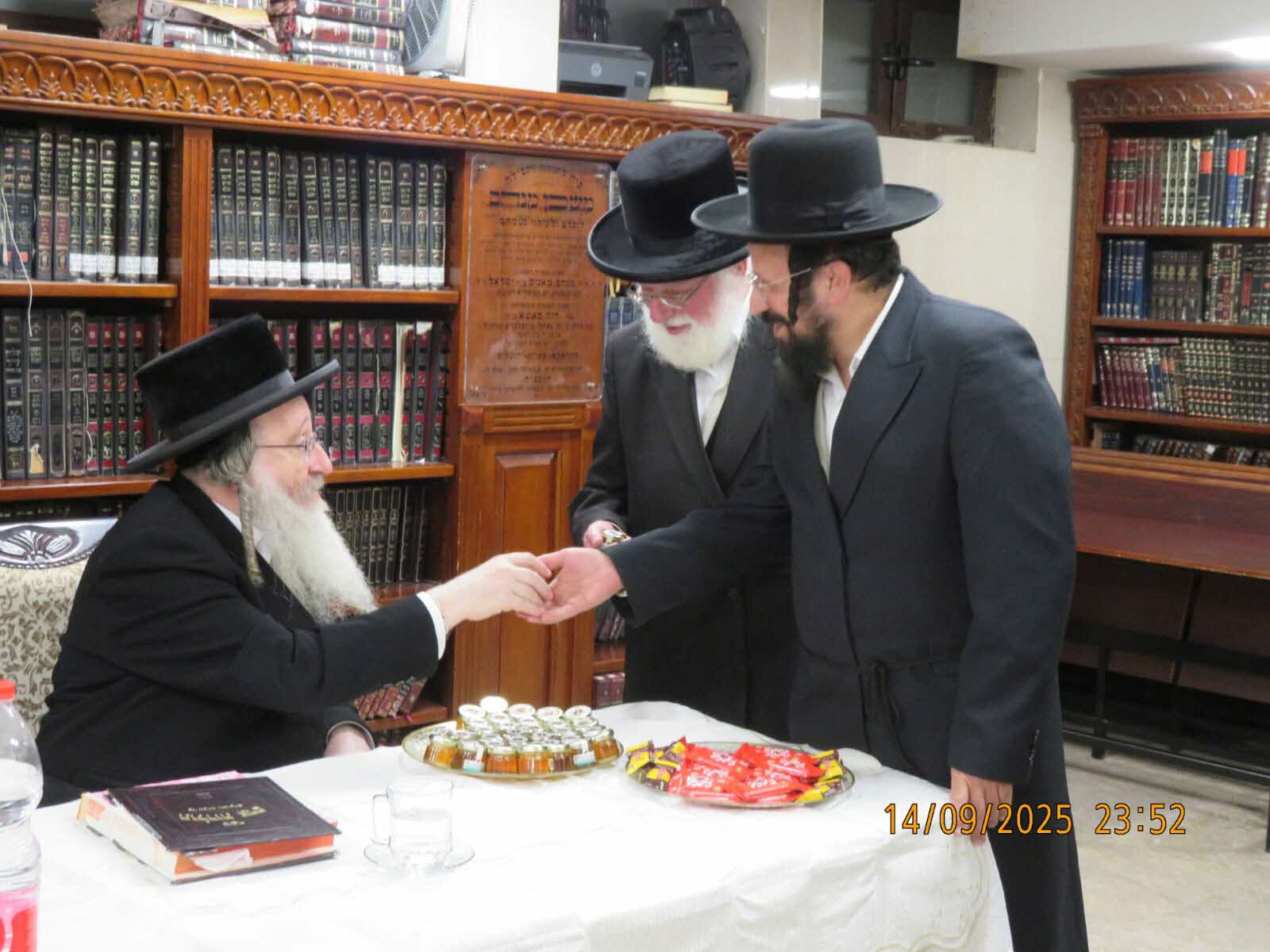 ברכת השנים. נציגי 'אשדוד התורנית' מתברכים