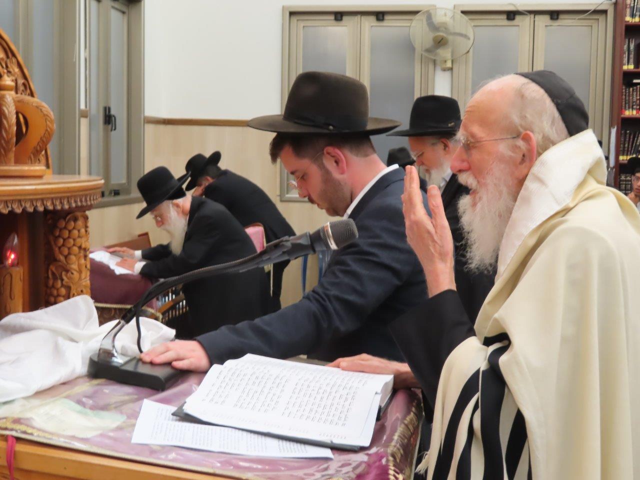 הגרש גלאי בתפילה. א' מיכאלי