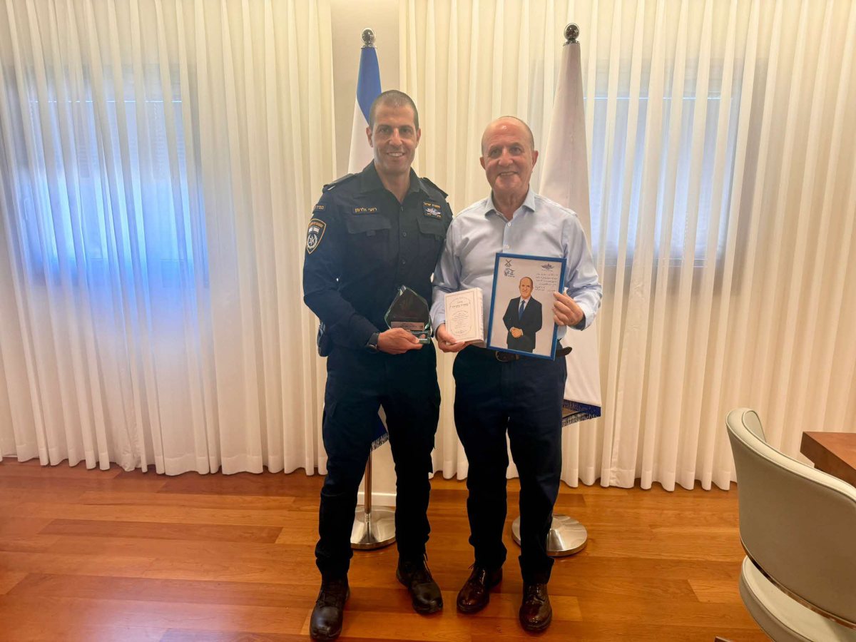 לסרי עם מפקד המשטרה וולדמן