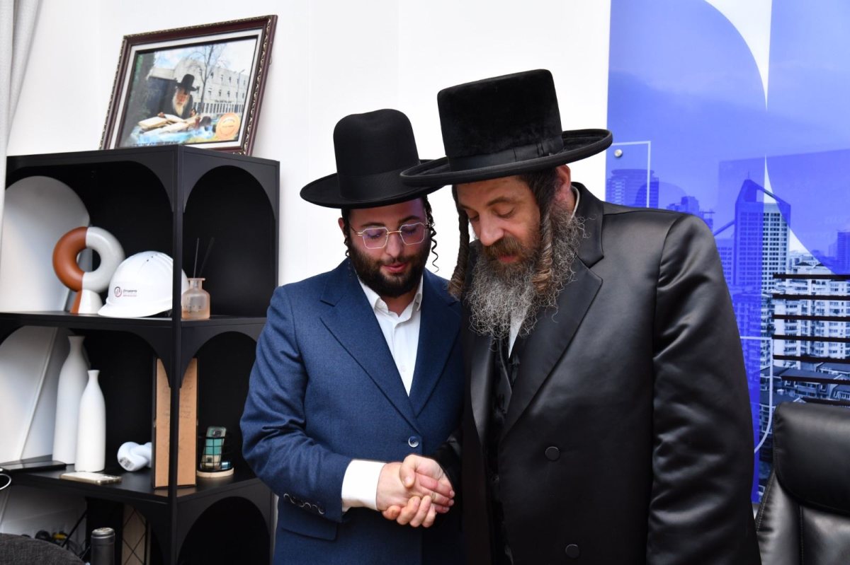 האדמור מפיטסבורג במשרדי ביכלר. שוקי בריכטא