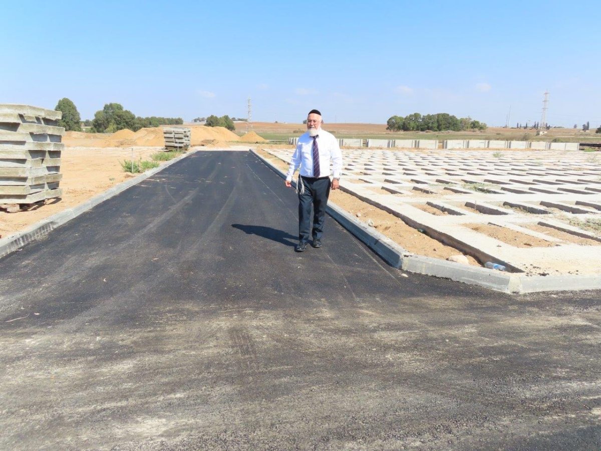 הרב עובדיה דהן בבית העלמין באשדוד