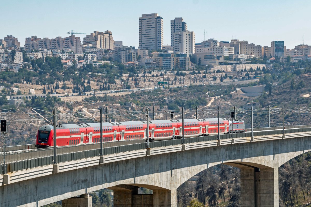הרכבת בדרכה לירושלים shutterstock