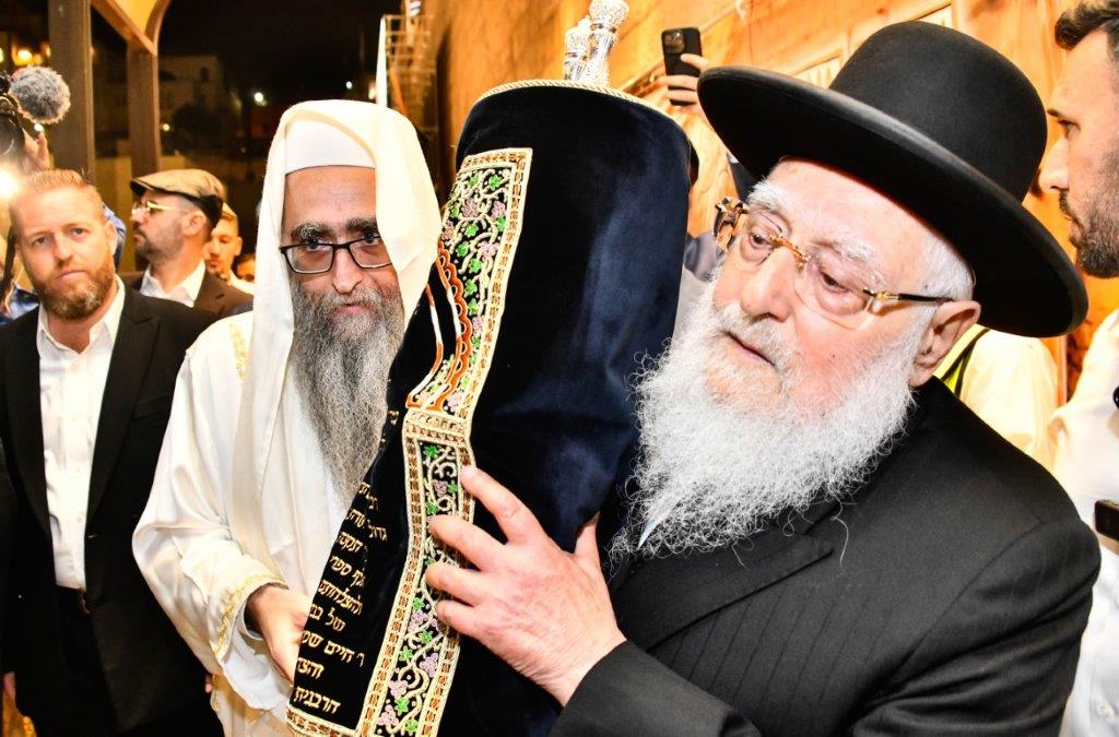 הרב פינטו בכותל. שוקי לרר