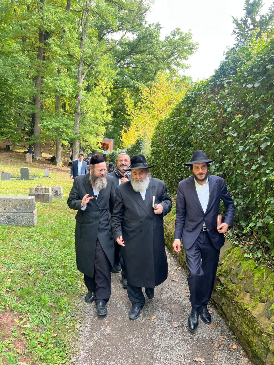 האדמור רבי יקותיאל אבוחצירא בגרמניה. המצלם