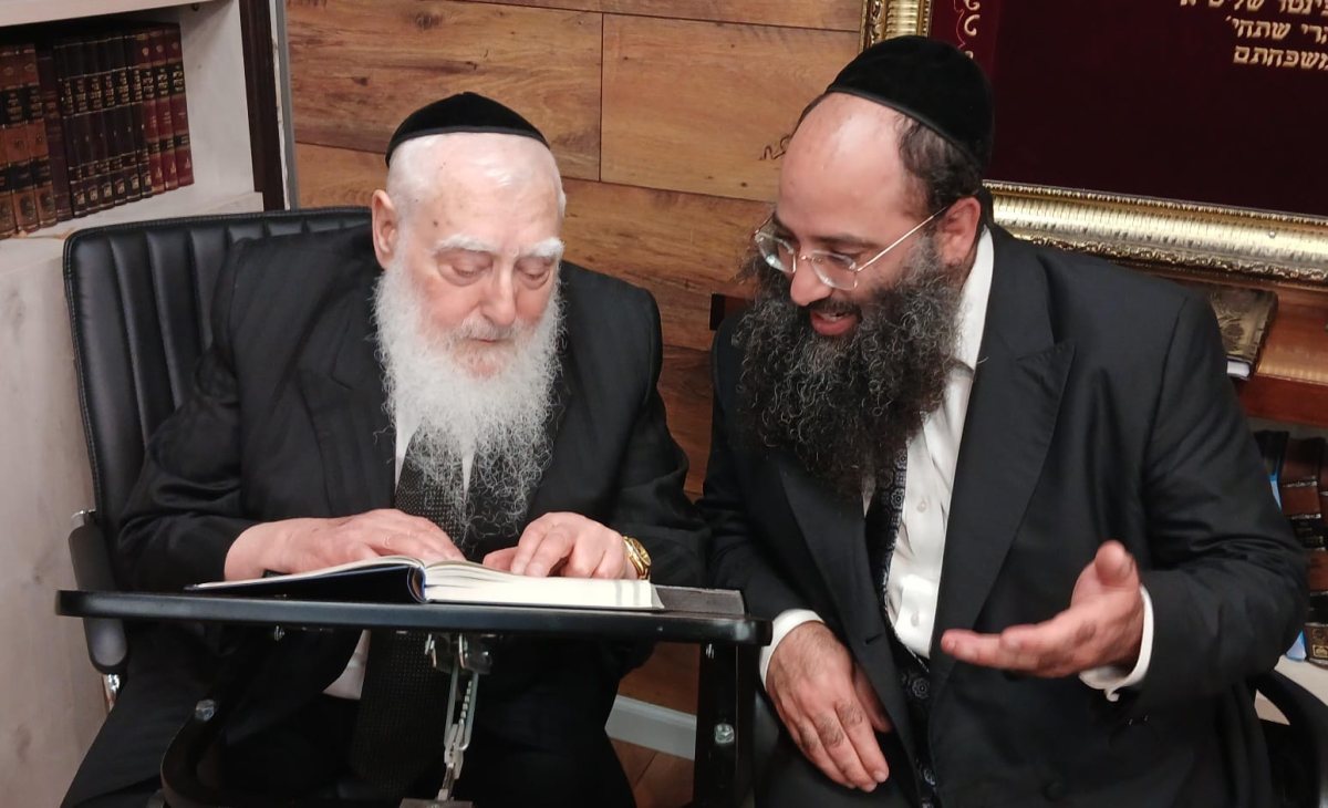 הגר&quot;ח פינטו עם יד ימינו הגר&quot;א בוגנים מעיינים בספר&#160;&quot;נטפי&#160;חיים&quot;