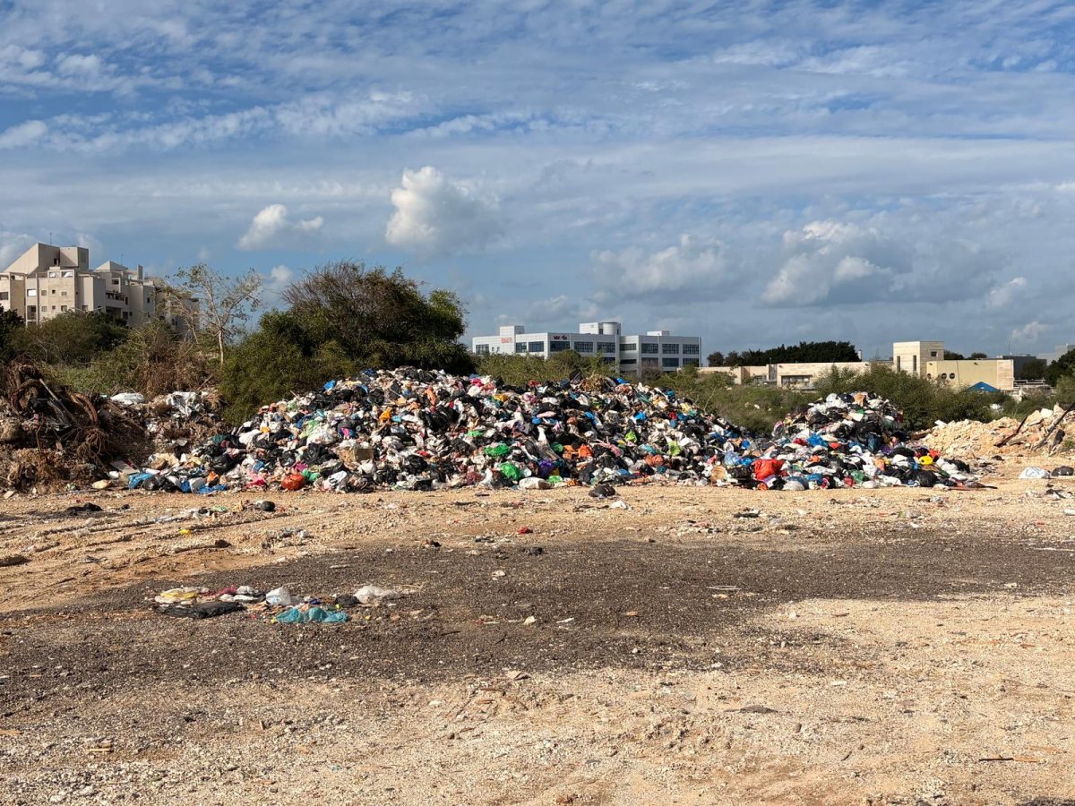 הר של פסולת סמוך לבית העלמין הצבאי באשדוד (צילום: אשדוד נט)