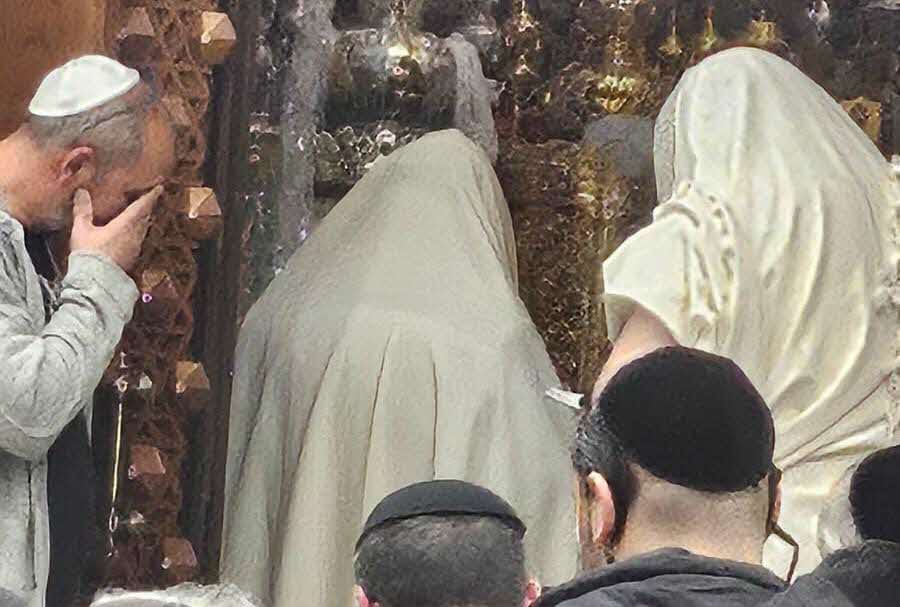 מתחננים בתפילה. מ' מיכאלי