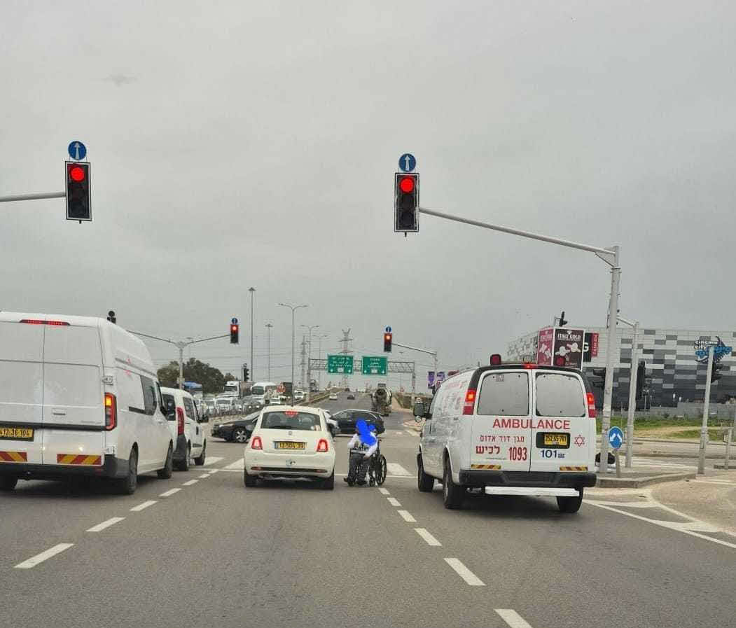 מקבץ נדבות בכביש. יהודה גרין