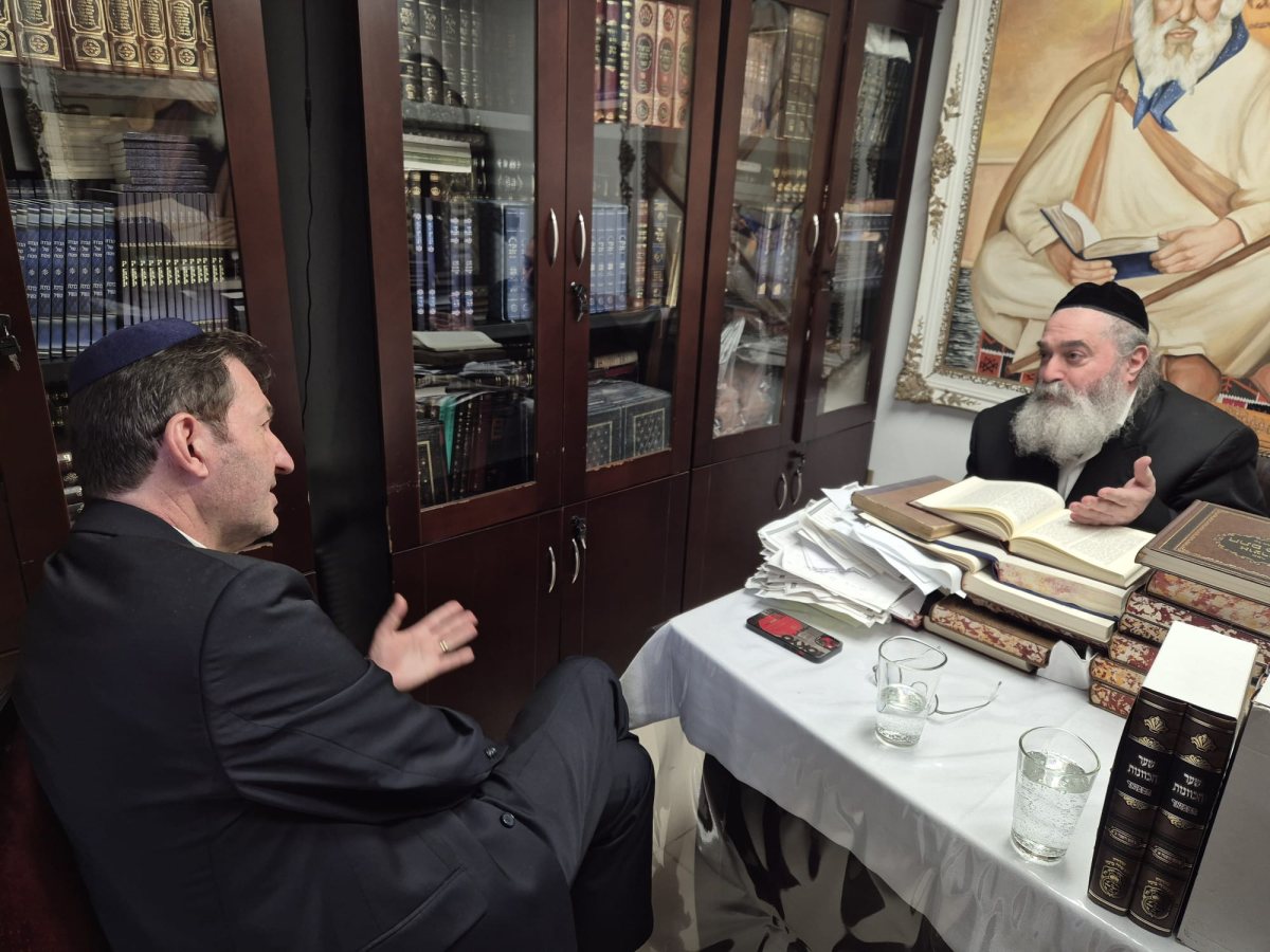 יו"ר וועדת החו"ב במעונו של רבי יקותיאל אבוחצירא