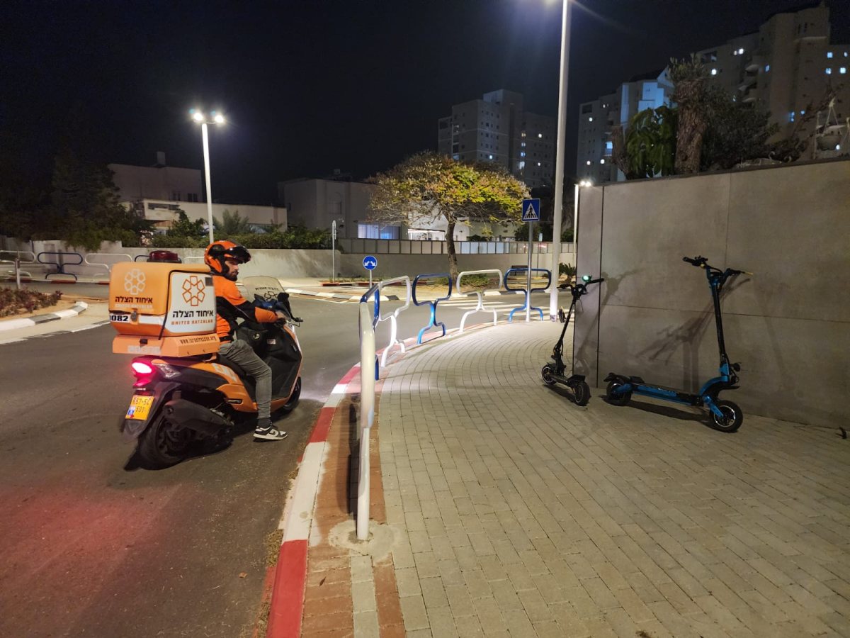 זירת התאונה והקורקינט הפגוע. איחוד הצלה