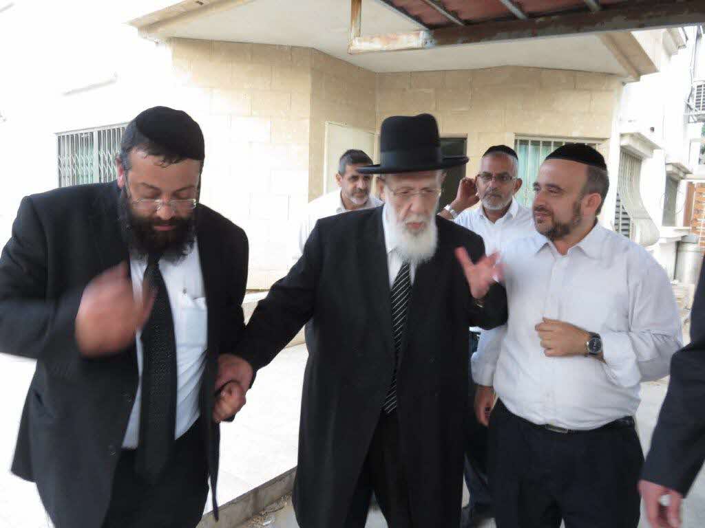 חכם שלום הכהן בביתה של הדסה סוויסה ע"ה. מ' מיכאלי