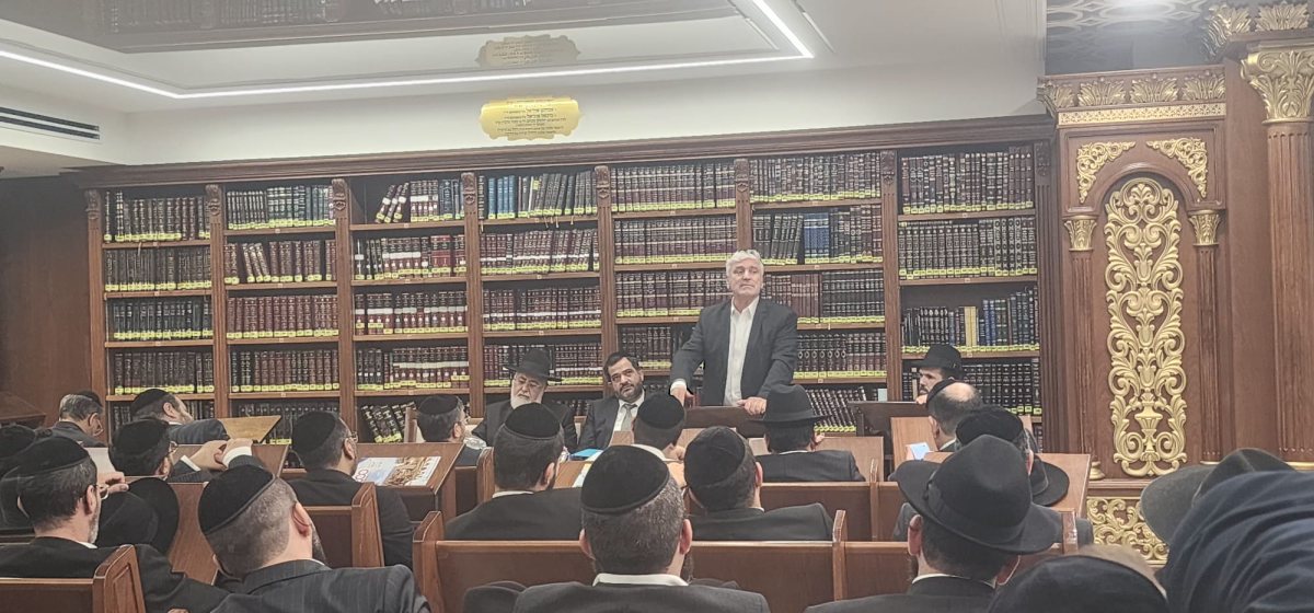 מסתערים על העיר. אמסלם בפתיחת המטה