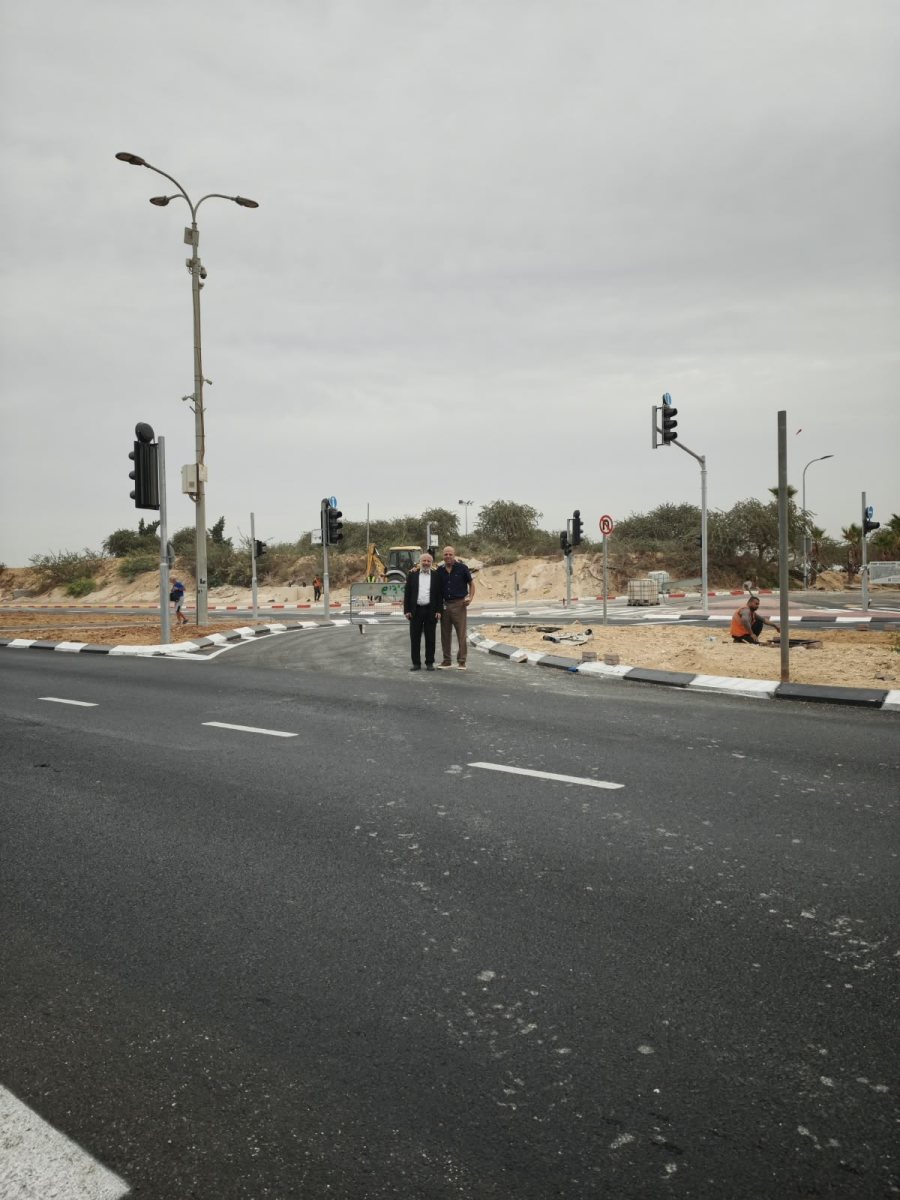 אלמוג מנהל מח' תשתיות עם עזרא שור יו"ר ועדת התחבורה