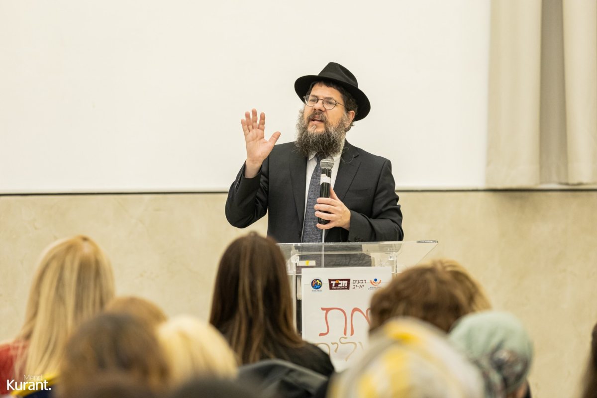 הרב שניאור אשכנזי בכנס. מענדי קורנעט