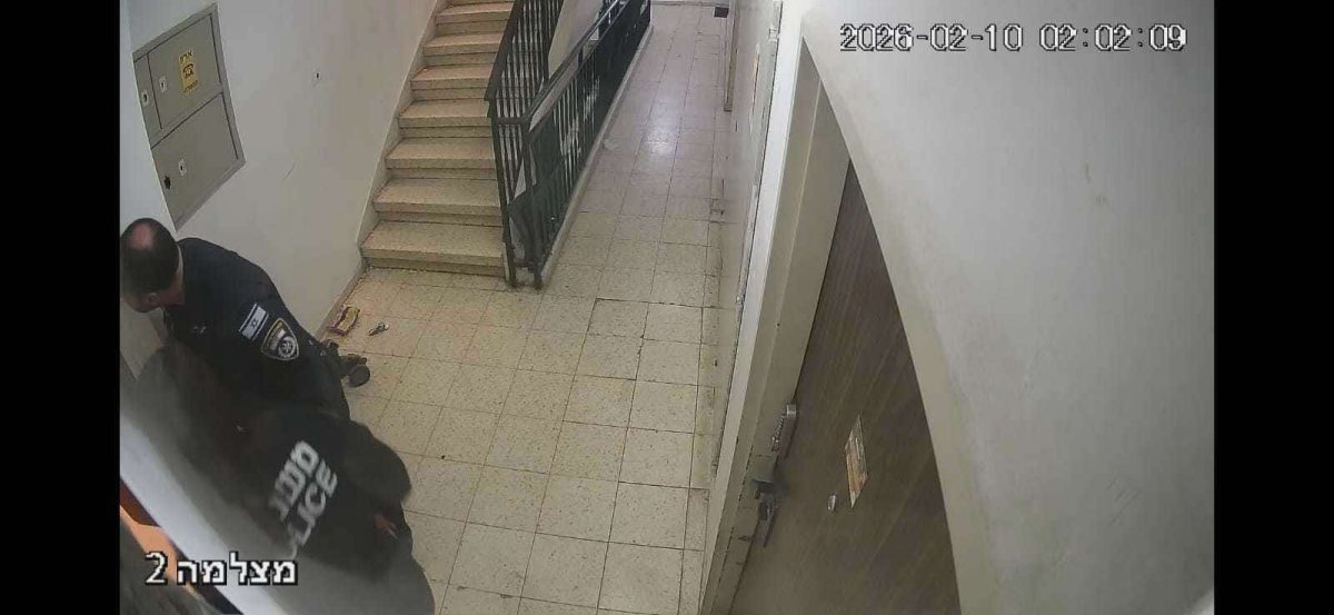 השוטרים בביתו של הבחור (מצלמות אבטחה)