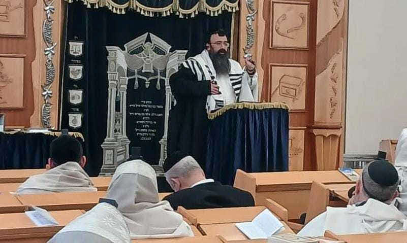 הדב דוד מלכה בתפילה. מ מיכאלי