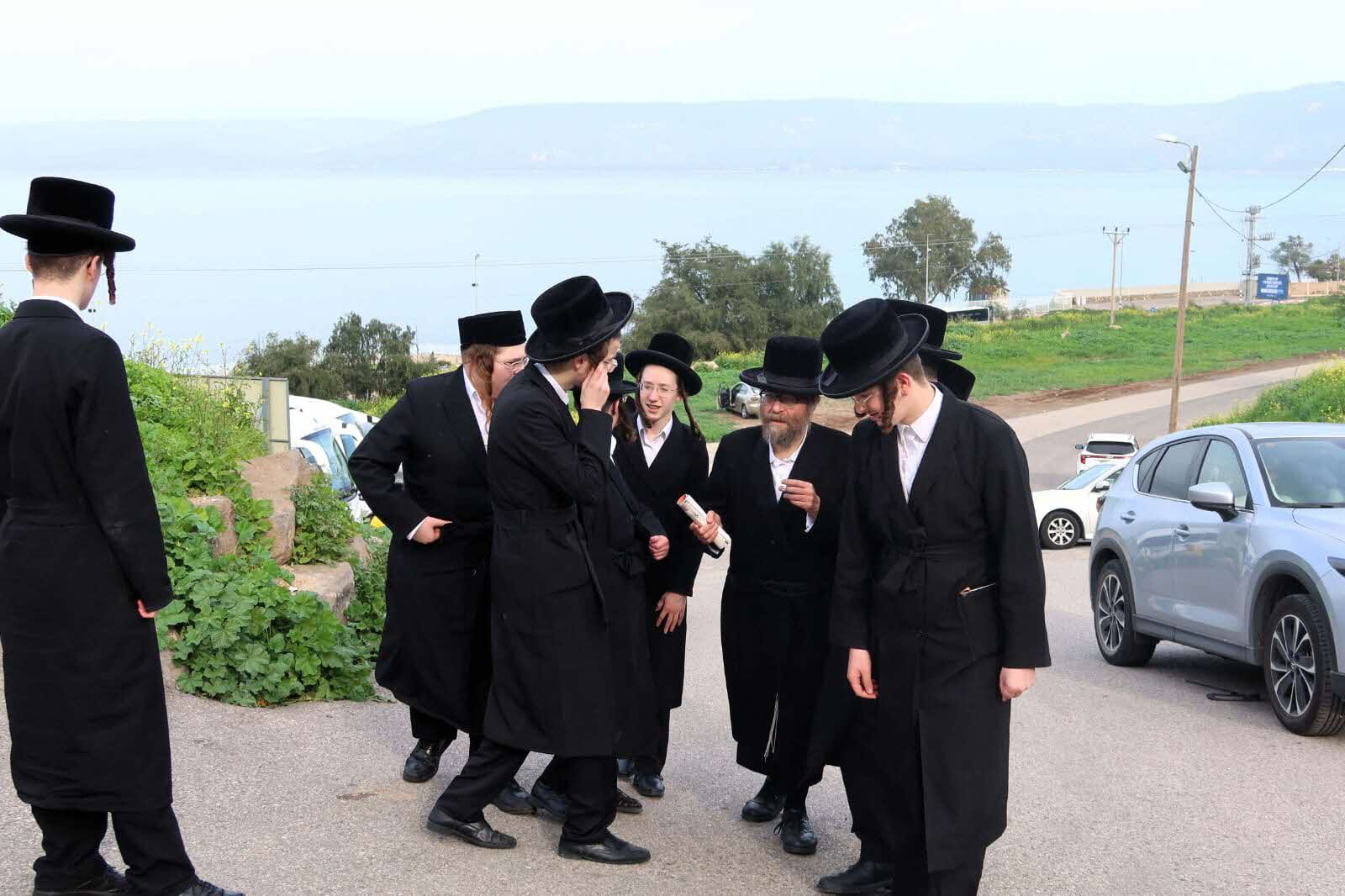 הרב ישראל מאיער עם תלמידי ויזניץ בטבריה. המצלם