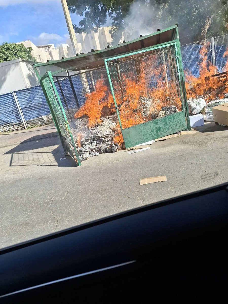 המתקן שהוצת. המצלם