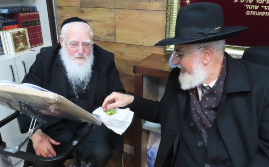 רב העיר הרב פינטו בחלוקת הפירות. מ. מיכאלי