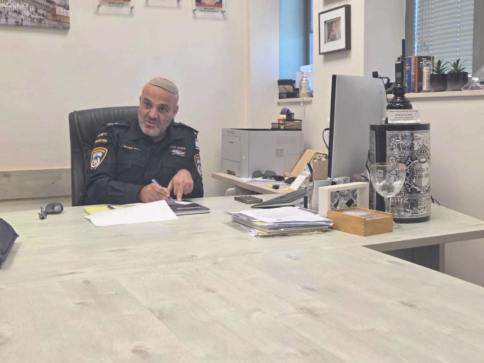 ספר התורה על שולחנו של מפקד המשטרה, רונן עמרם. אשדודס