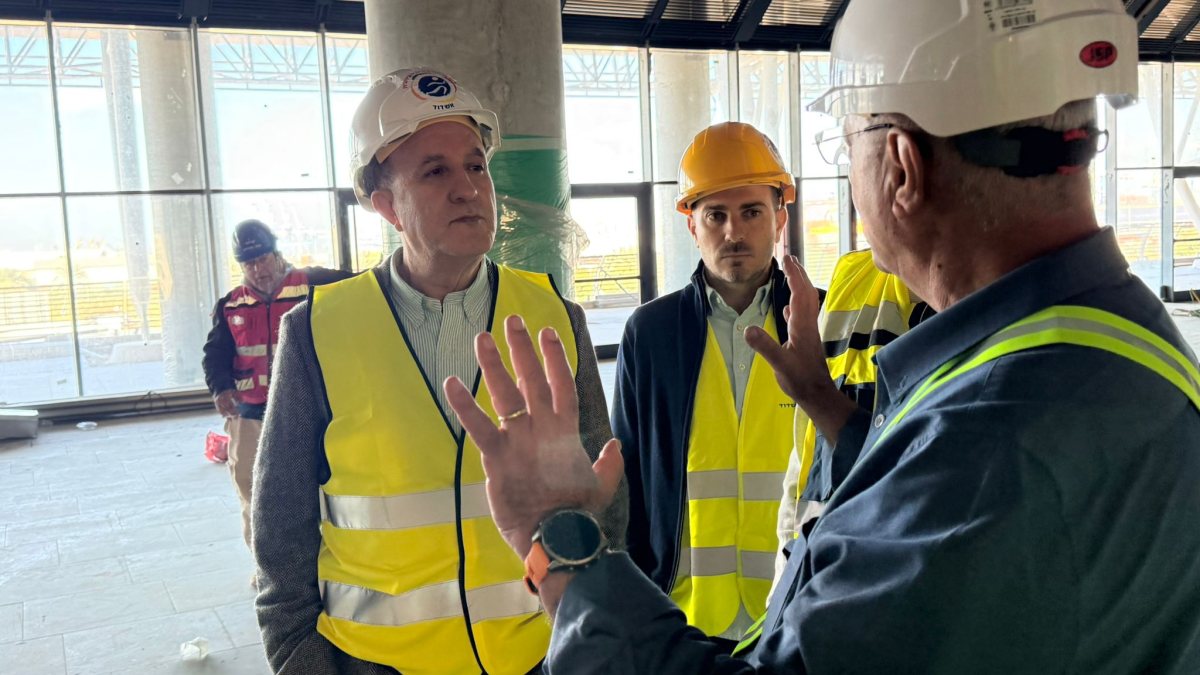 ראש העיר בסיור באתר בניית האצטדיון העירוני (צילום: שמואל דוד)