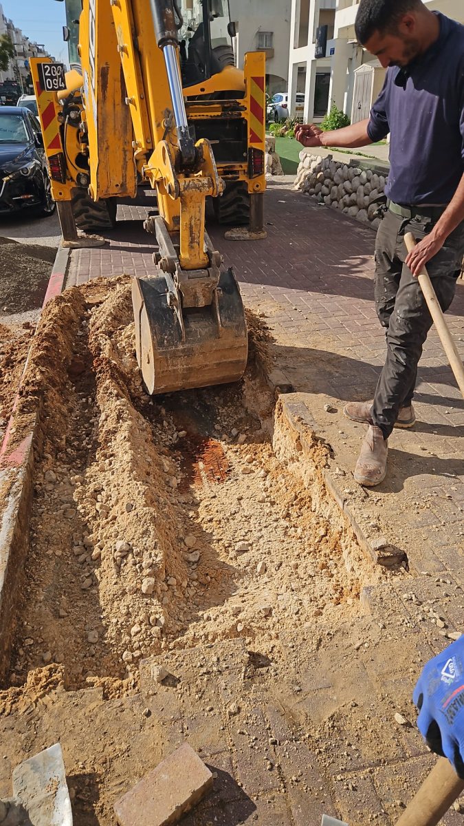 נוטעים עצים ברובעהז. המצלם