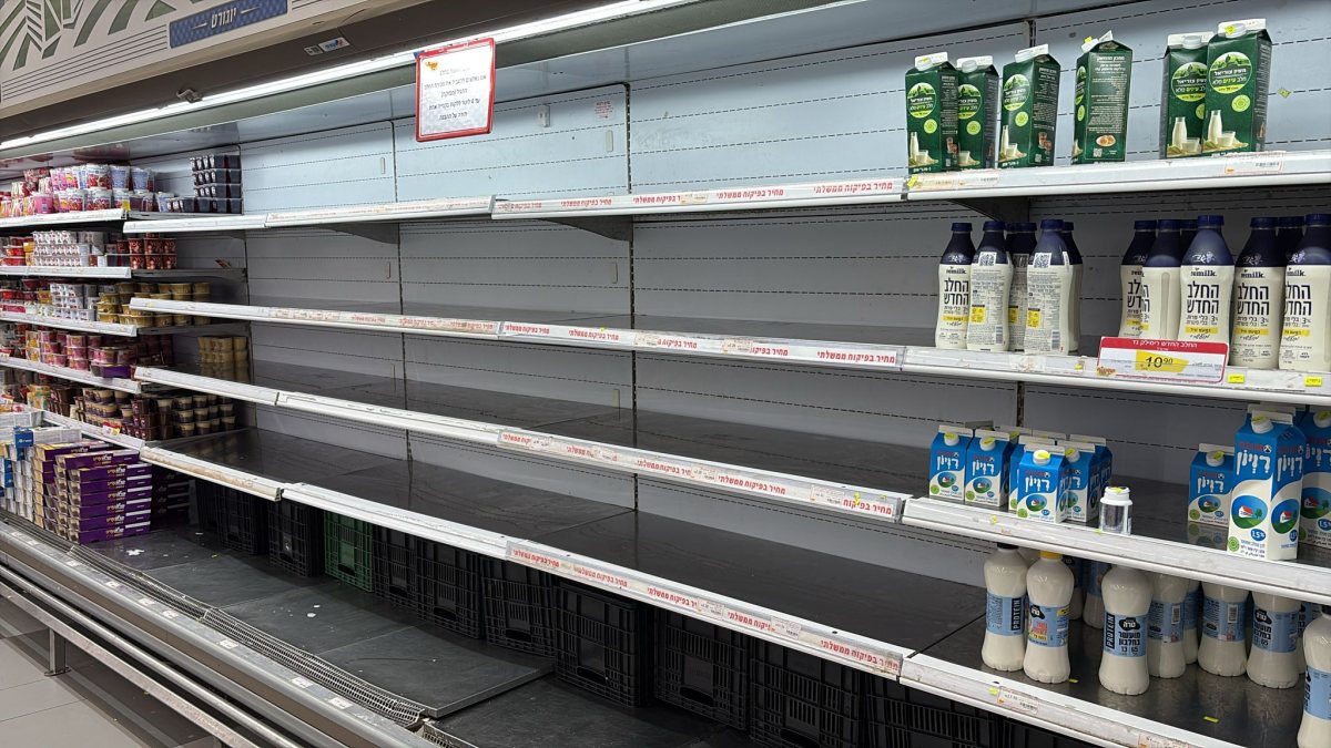 מדפי החלב ריקים בסניף יוחננוף באשדוד