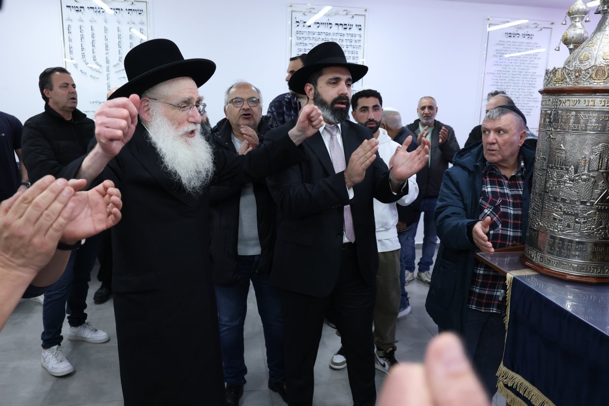 הרב מינץ בהכנסת ספר התורה. קים