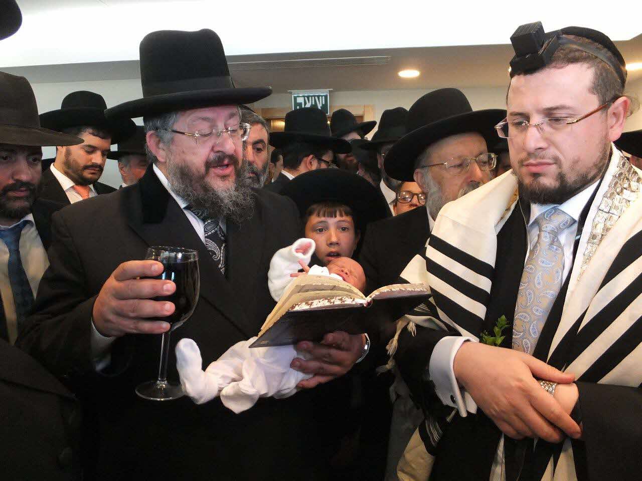 הרב אברהם דרעי עם אביו ז"ל.  מ' מיכאלי