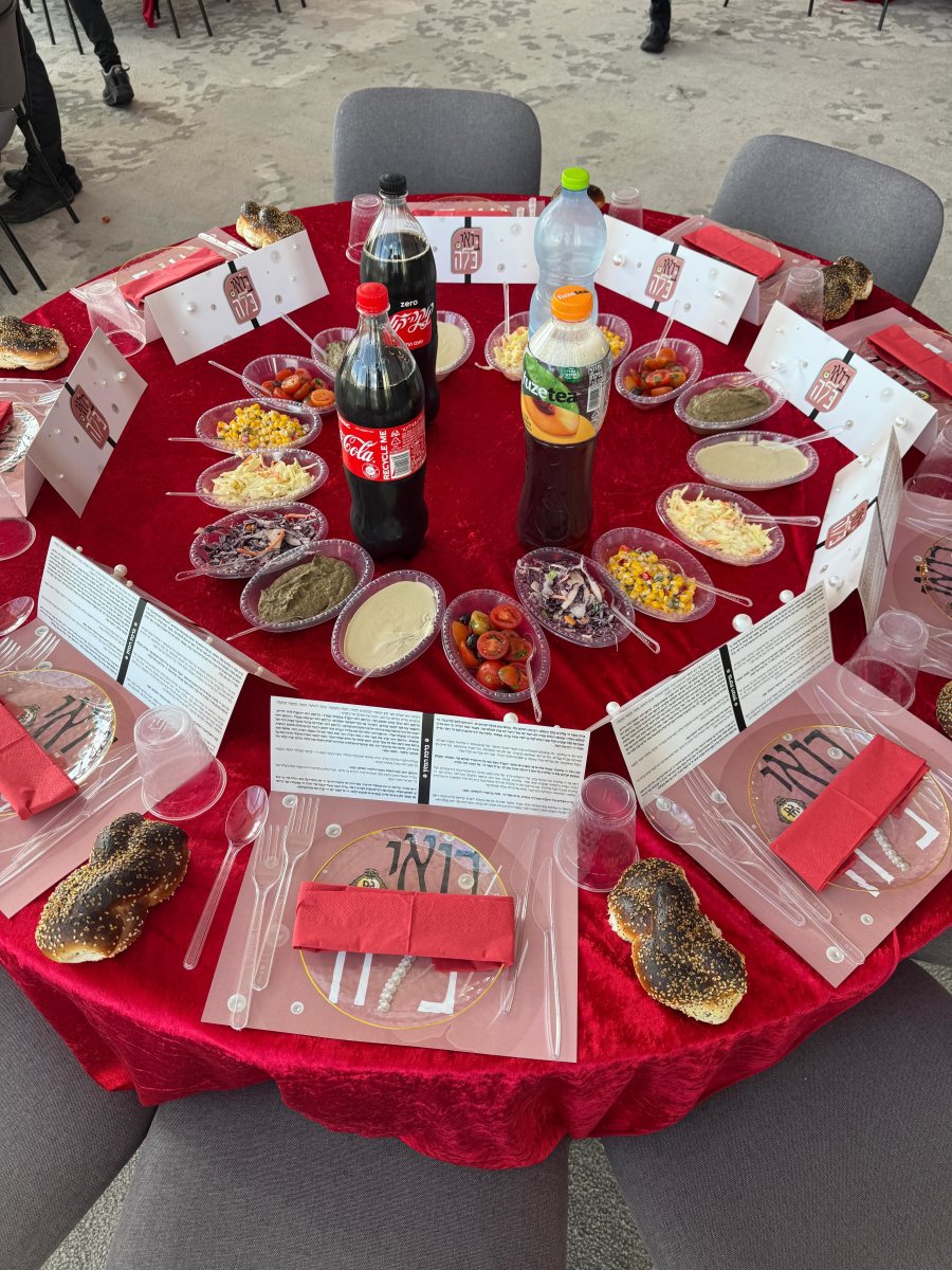 ערב האמהות של שבת אחים. 