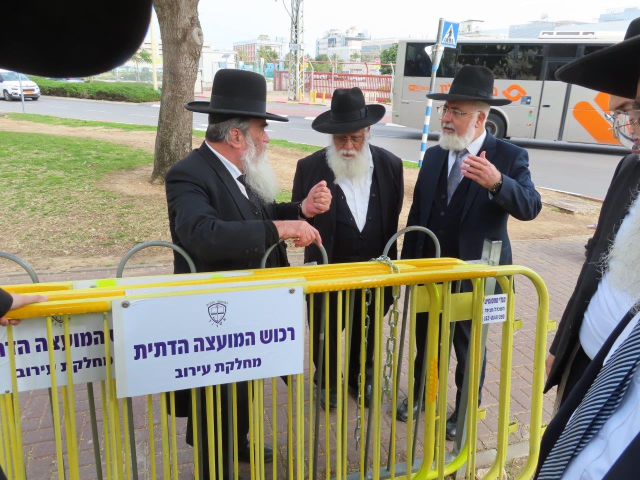 מ"מ רב העיר הרב קלמנוביץ עם הרב דהן. א מיכאלי