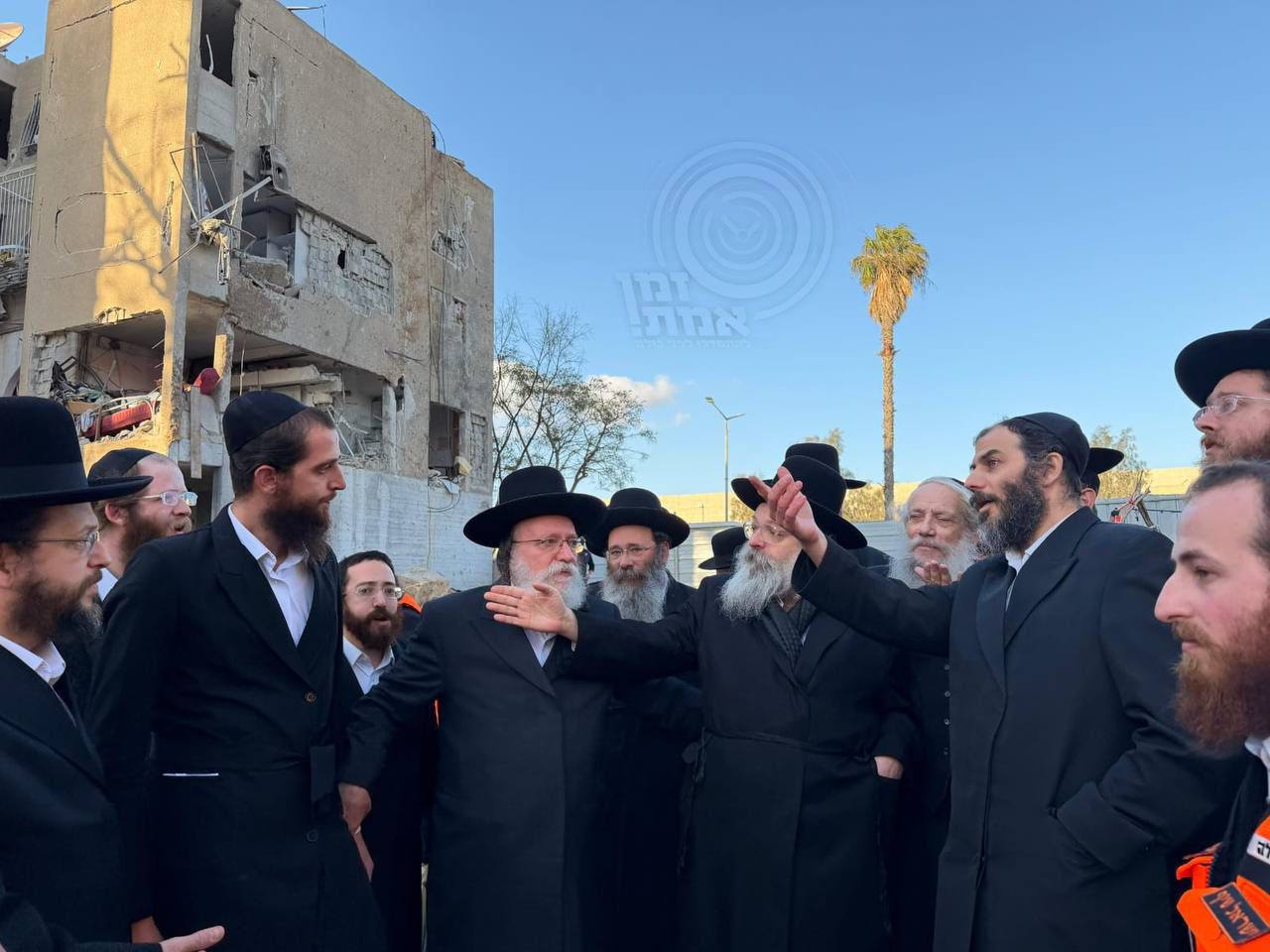 הרה"צ רבי נחמיה אלתר בזירת הפיגוע בערד. צילום: קבוצת זמן אמת