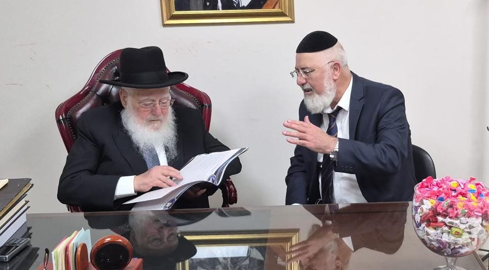 הרב פינטו ויור המועהד הרב דהן עם החוברת. א' מיכאלי