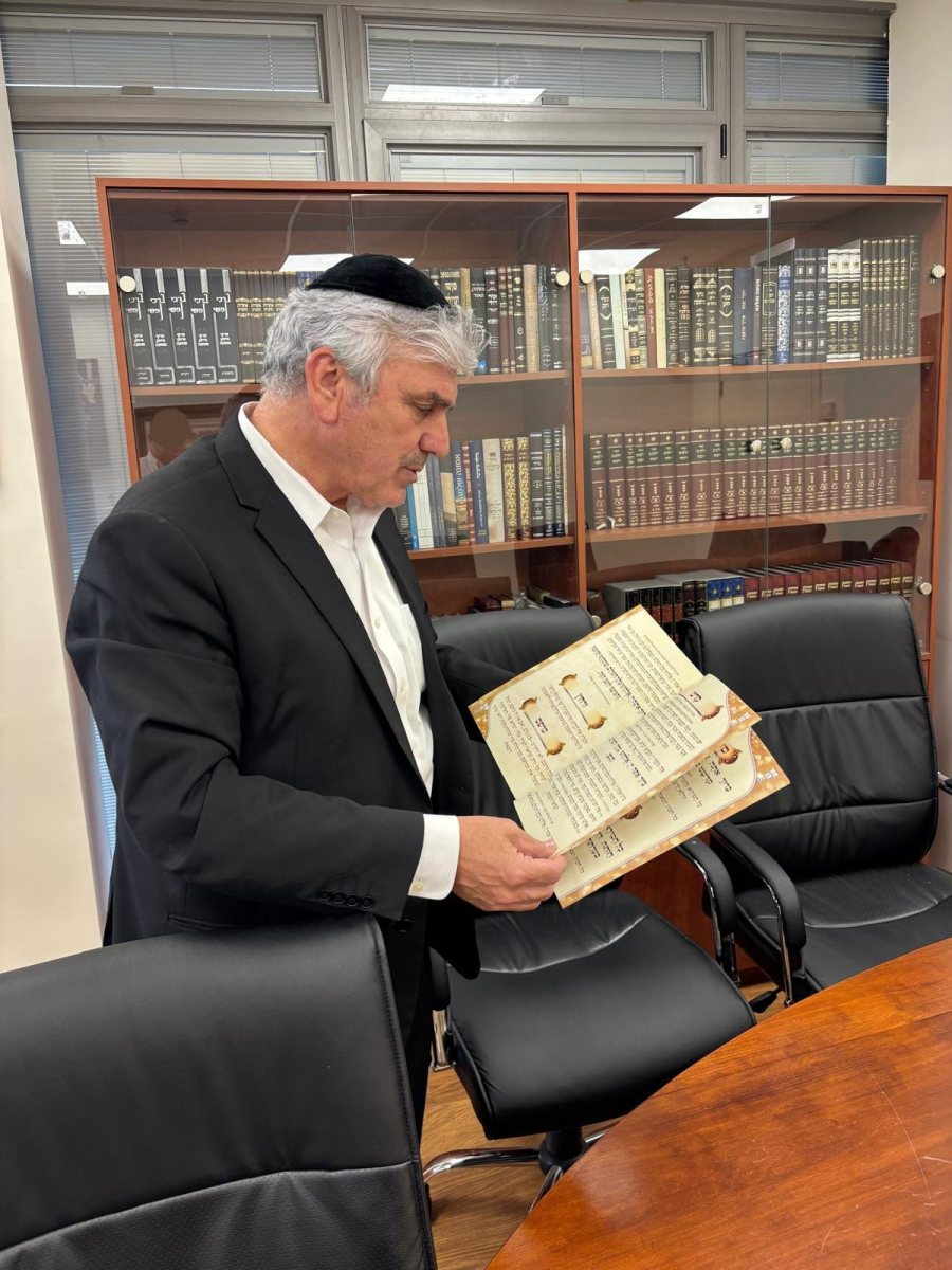 אבי אמסלם עם ההגדה. המרכז למורשת