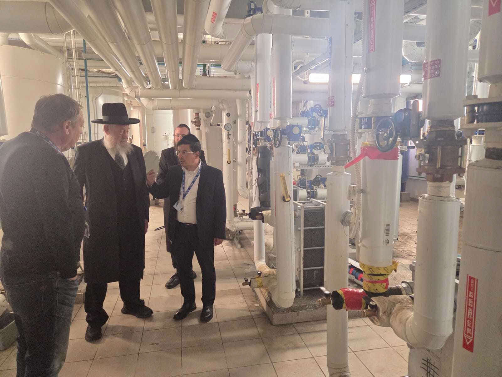 רב העיר הרב שיינין ולצידו רב ביה"ח הרב גוזלן. אסותא