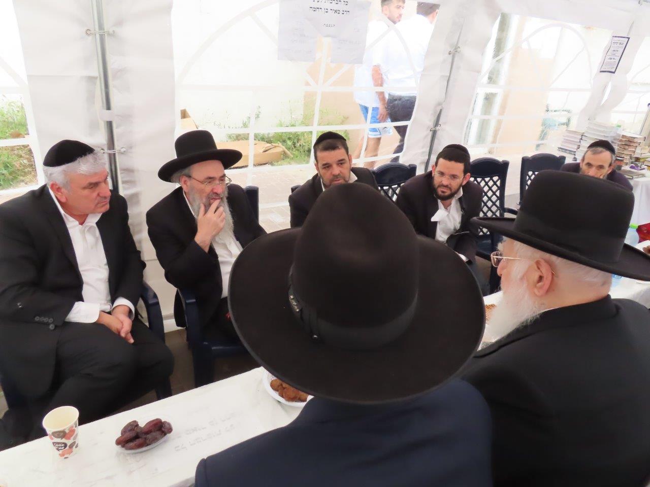 רב העיר מנחם את משפחת אמסלם. א' מיכאלי