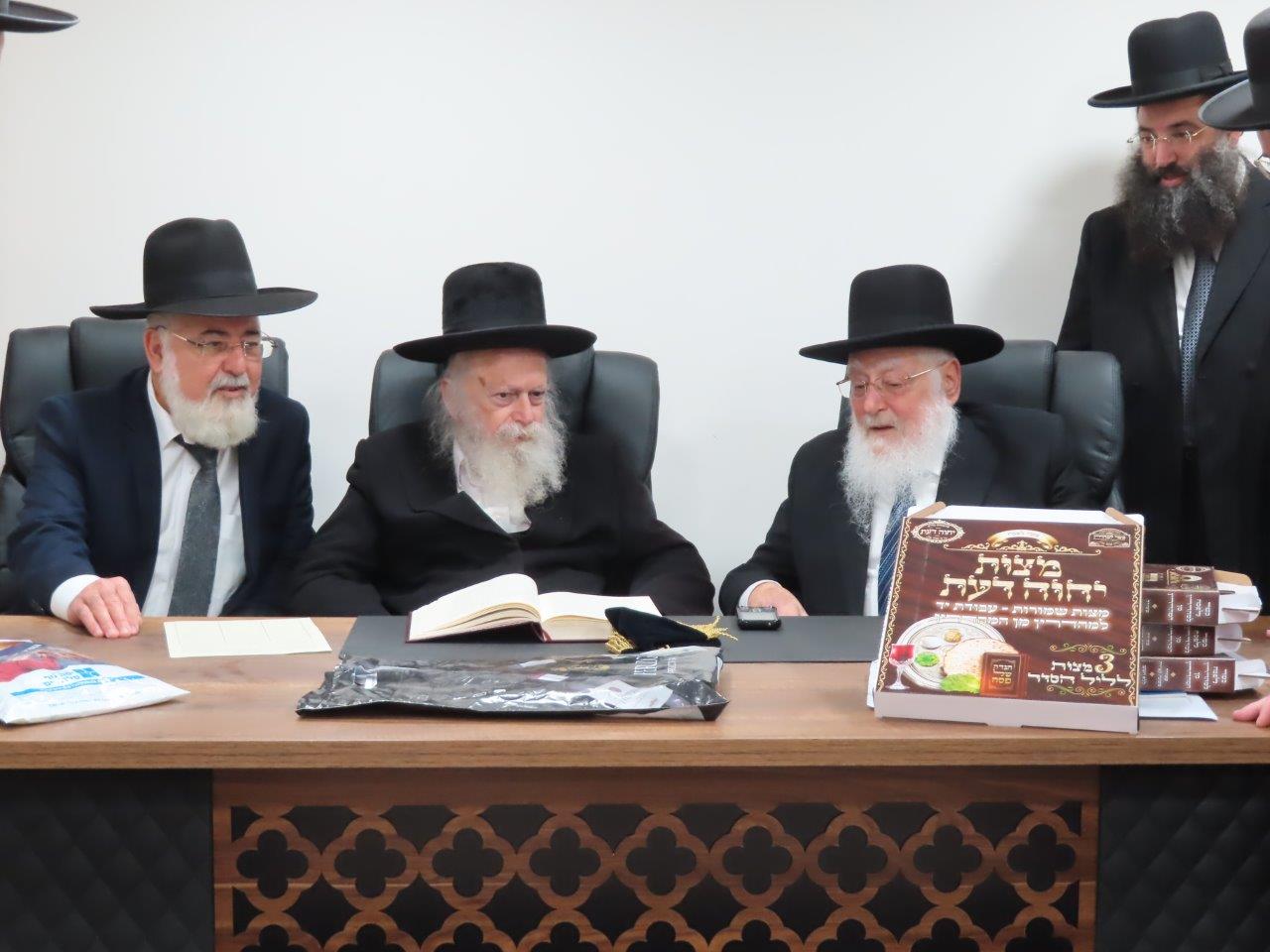 רב העיר והרב גרוס בבית ההוראה. א' מיכאלי