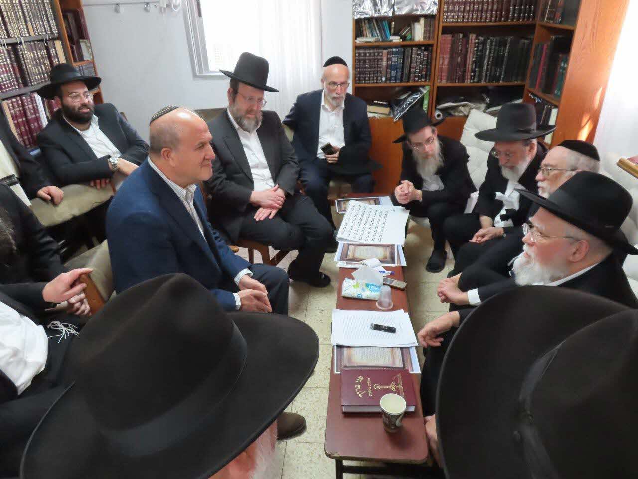 ראש העיר מנחם את בני ראש הישיבה. א' מיכאלי