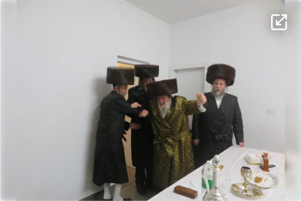 האדמור מויזניץ בריקוד עם הרב טסלר. המצלם