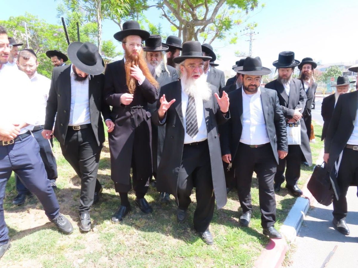 מ"מ רב העיר הרב קלמנוביץ בסיור העירובין. א מיכאלי