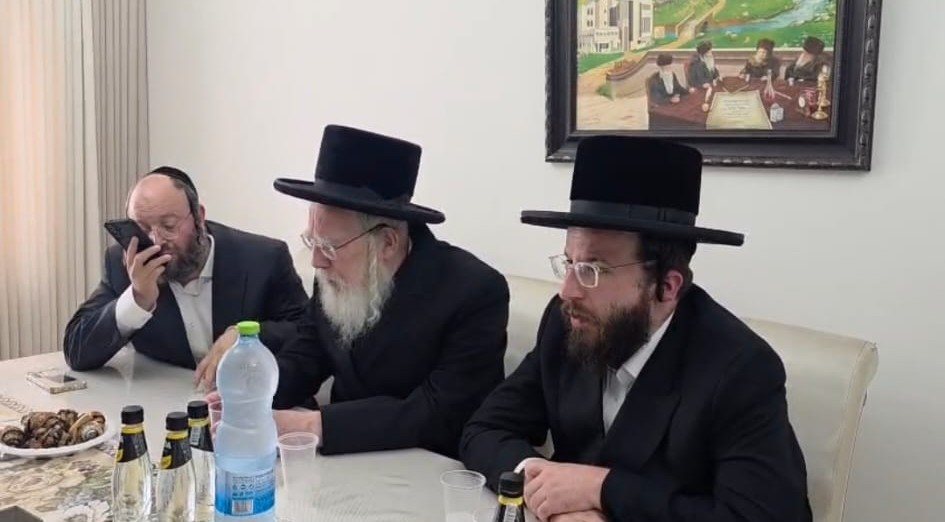 הרב אייכלר ושטארק בביתו של העיתונאי מאיר ברגר