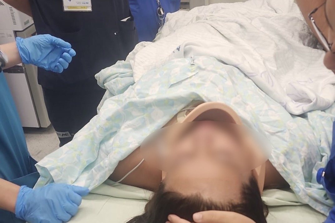 בת התשע מקבלת טיפול רפואי בבית החולים אסותא (באדיבות המשפחה)