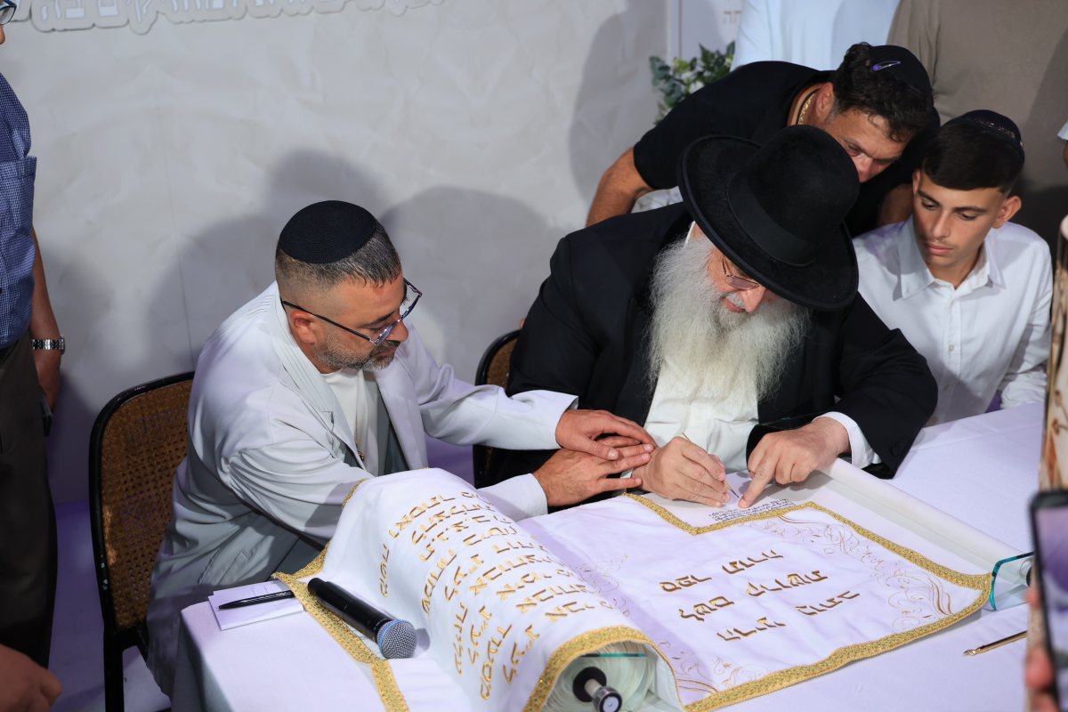 האבא שלומי עם הרב אבוחצירא בכתיבת האותיות בספר תורה (צילום: רונן נג'אתי)