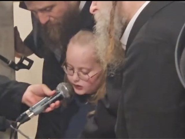 האח סופד בהלוויה. מתוך הסרטון